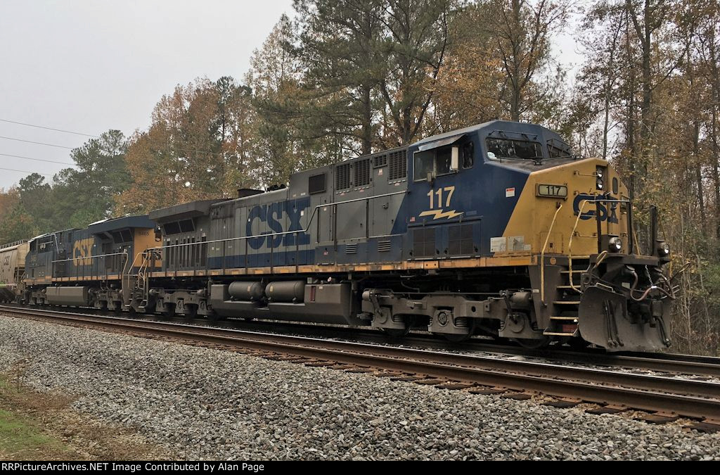 CSX 117 and 5465 wait for green